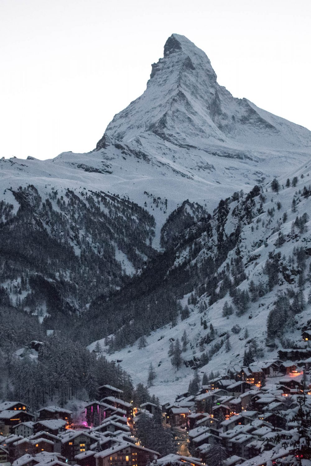 charmosa vila de Zermatt nos Alpes Suíços