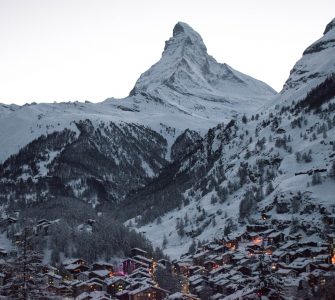 charmosa vila de Zermatt nos Alpes Suíços
