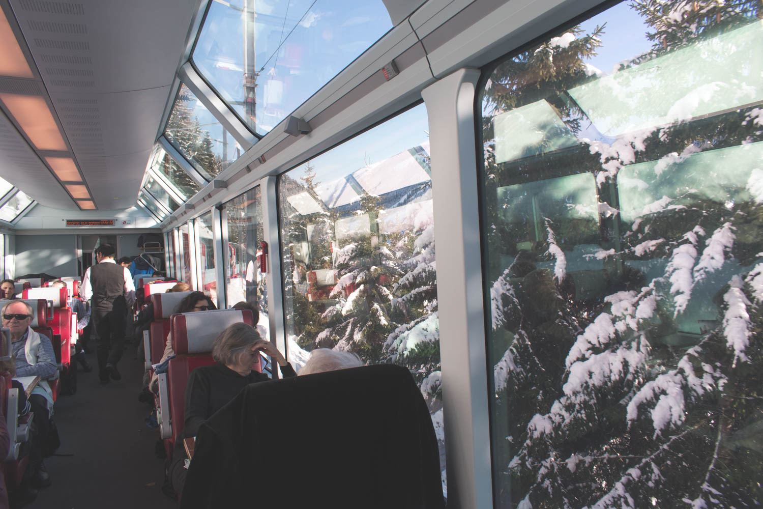 Glacier Express, o trem panorâmico entre Zermatt e St. Moritz na Suíça