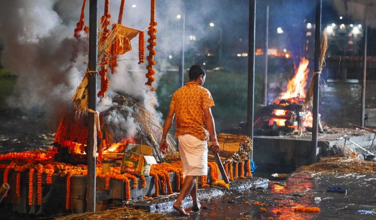 Cerimônia de cremação em Kathmandu no Nepal